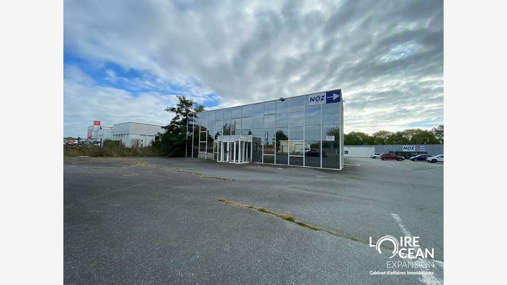 A louer local activité 530m² parking Les Herbiers