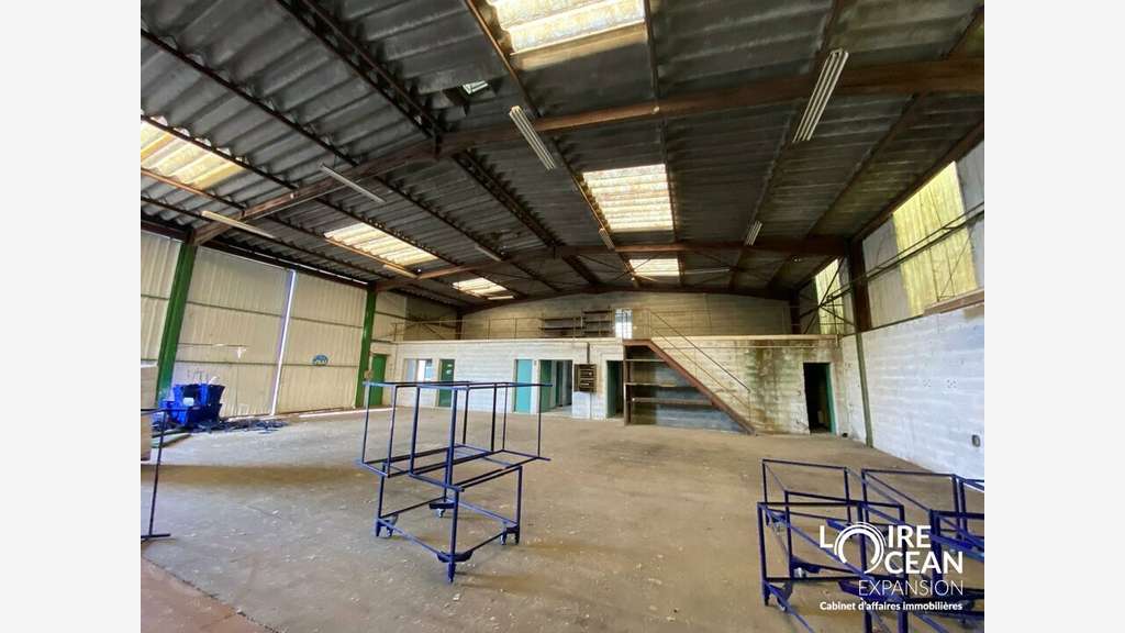 A louer local activité 530m² parking Les Herbiers