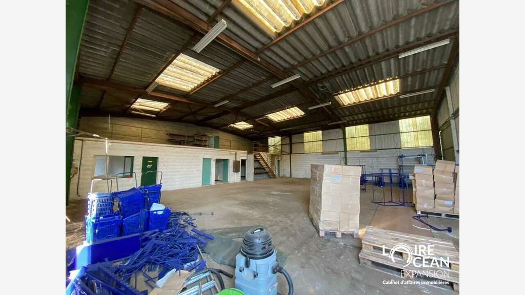 A louer local activité 530m² parking Les Herbiers
