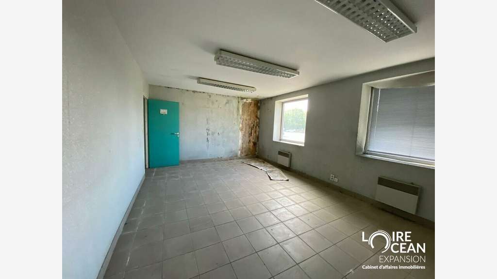 A louer local activité 530m² parking Les Herbiers