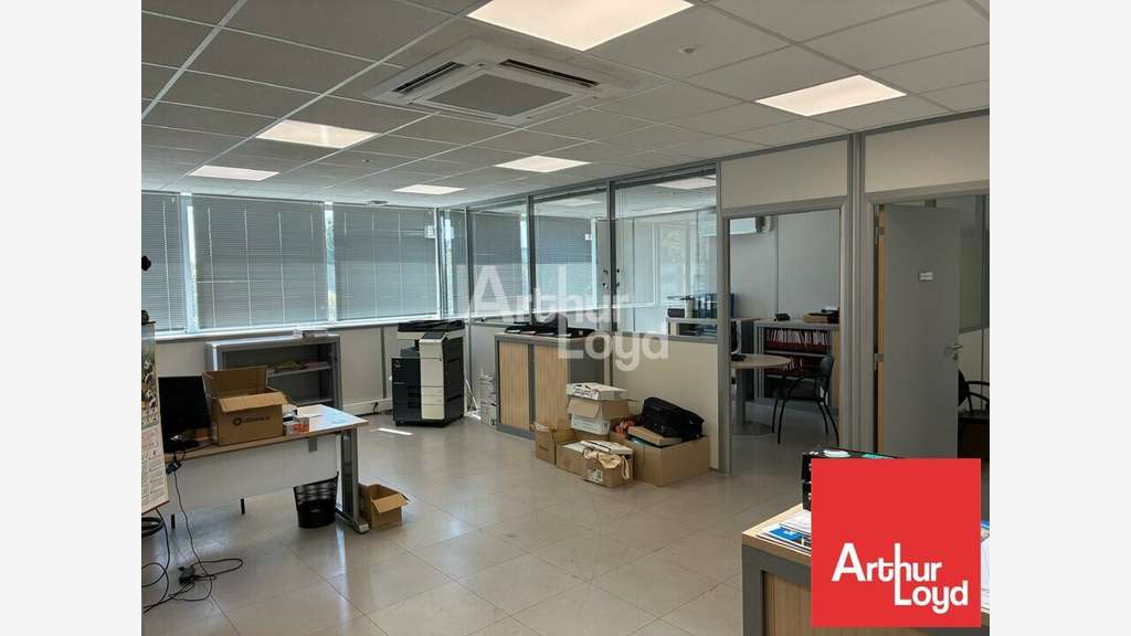 Local commercial de 705m² à louer aux Herbiers