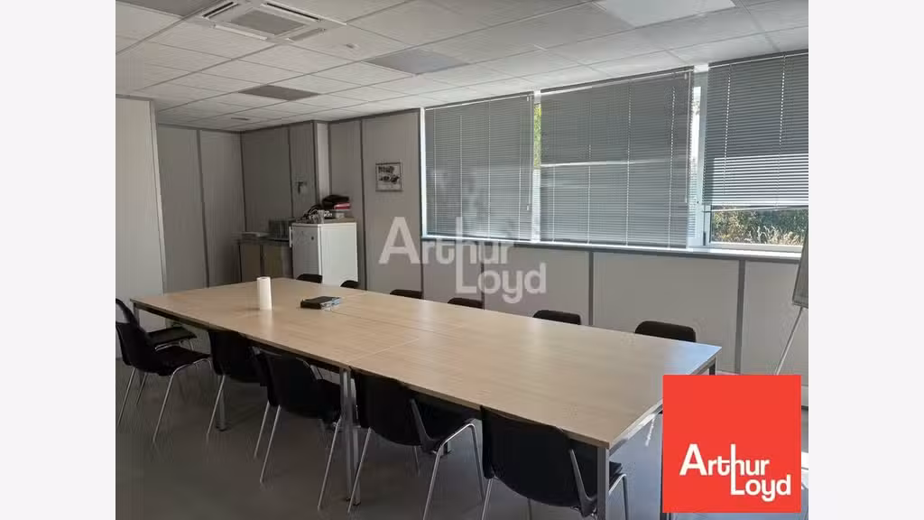 Local commercial de 705m² à louer aux Herbiers