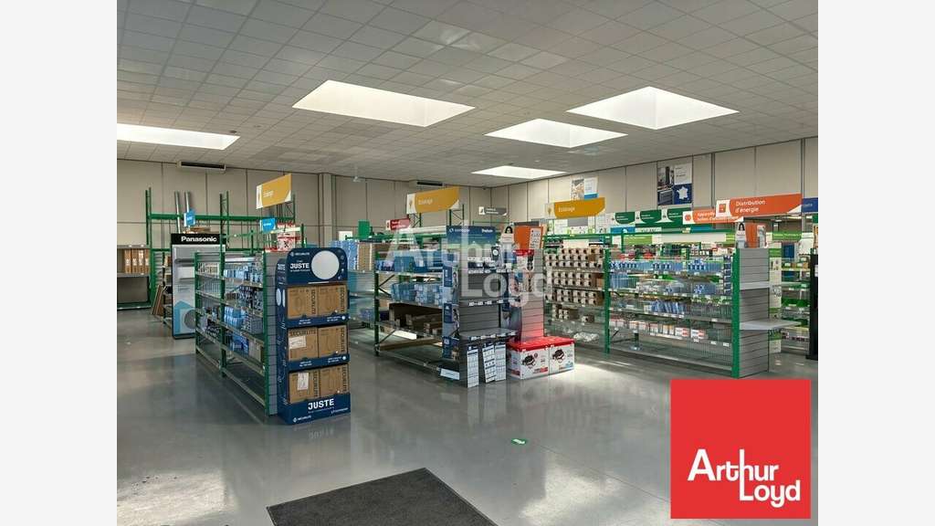 Local commercial de 705m² à louer aux Herbiers