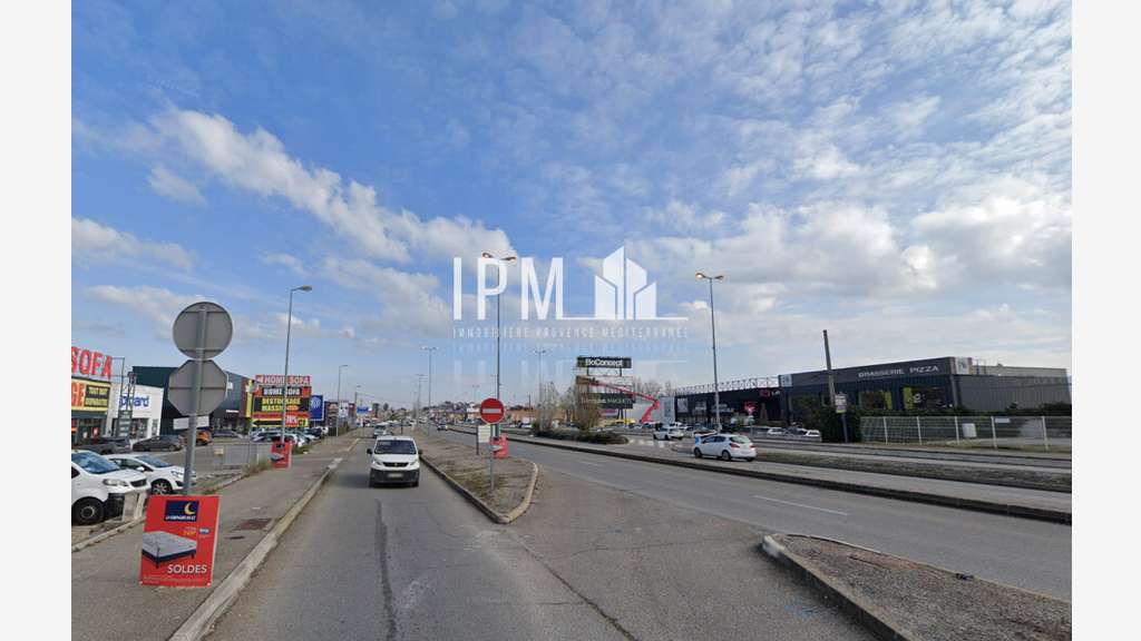 A louer local commercial 420m² à Plan de Campagne