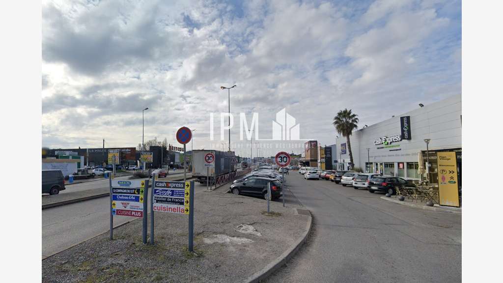 A louer local commercial 420m² à Plan de Campagne
