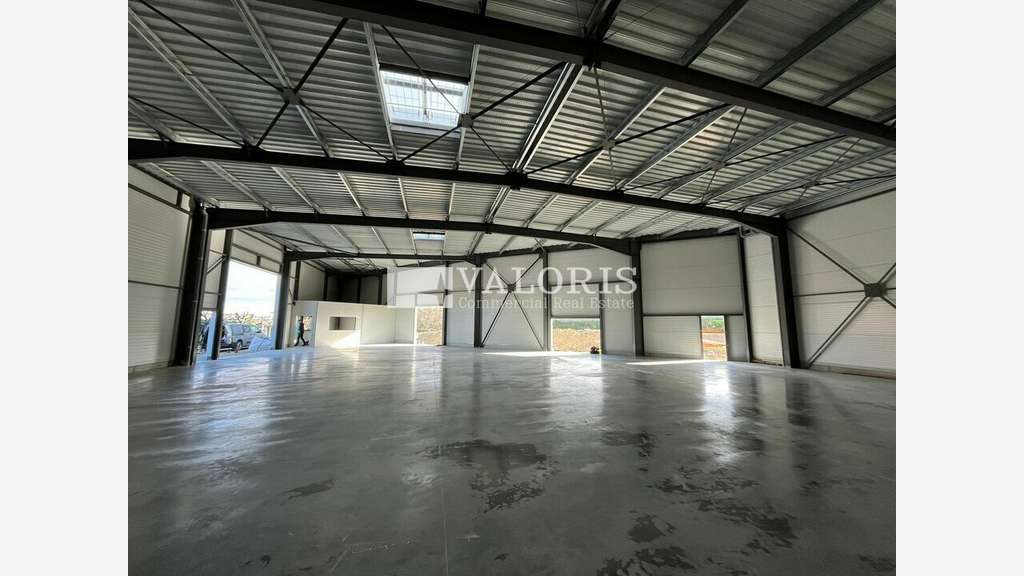 A louer superbe local neuf 550m² Plan de Campagne