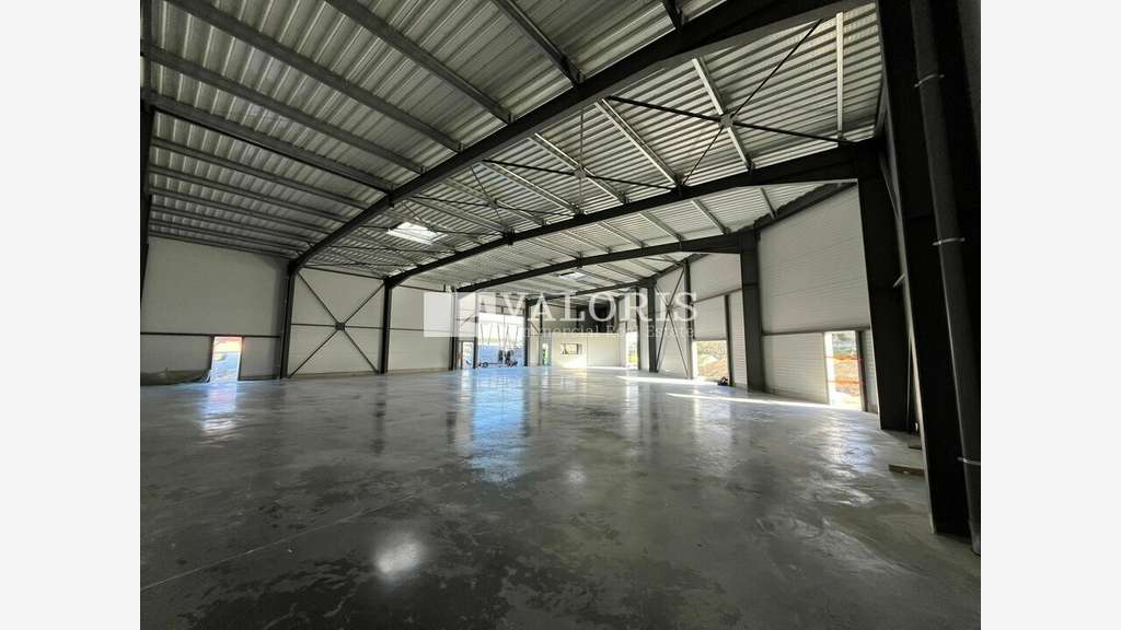 A louer superbe local neuf 550m² Plan de Campagne