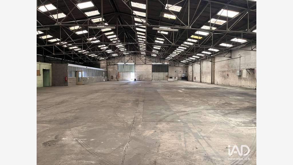 A louer dépôt de 1500m² en za aux Ponts-de-Cé