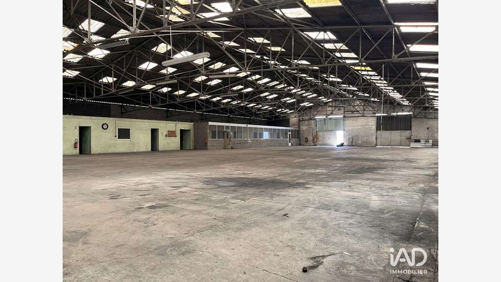 A louer dépôt de 1500m² en za aux Ponts-de-Cé