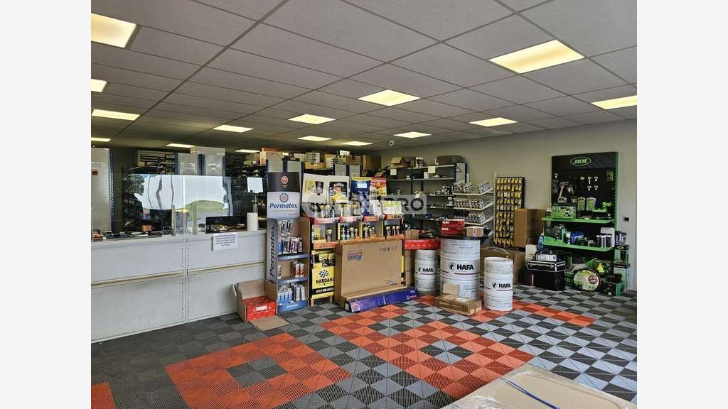 Local commercial 250m² à louer ZA Lescar Soleil