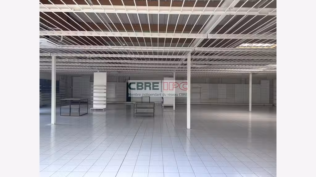 Location local commercial 691m² à Lescar Monhauba