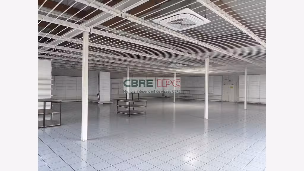 Location local commercial 691m² à Lescar Monhauba
