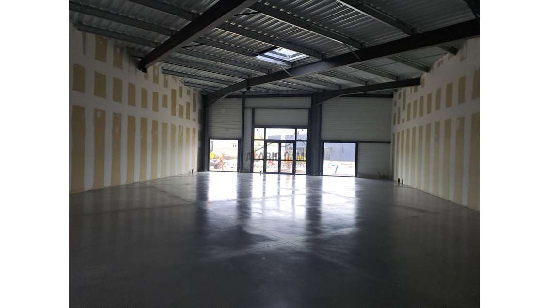 A louer cellule neuve 250m² retail park Lézignan