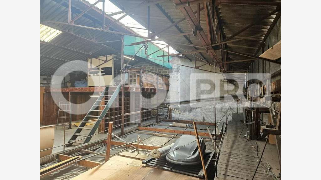 Local commercial 730m² à louer à Libourne 