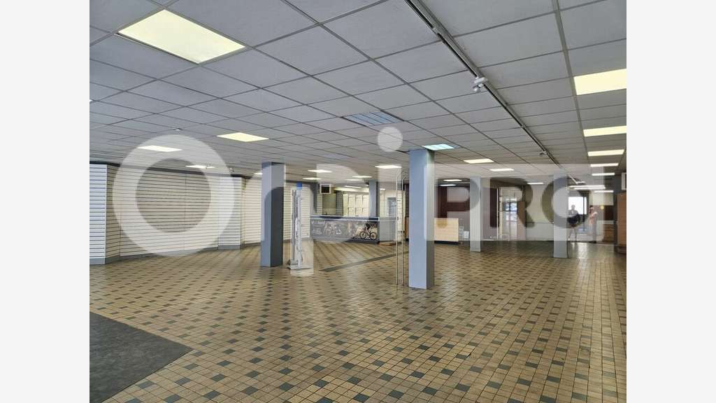 Local commercial 730m² à louer à Libourne 