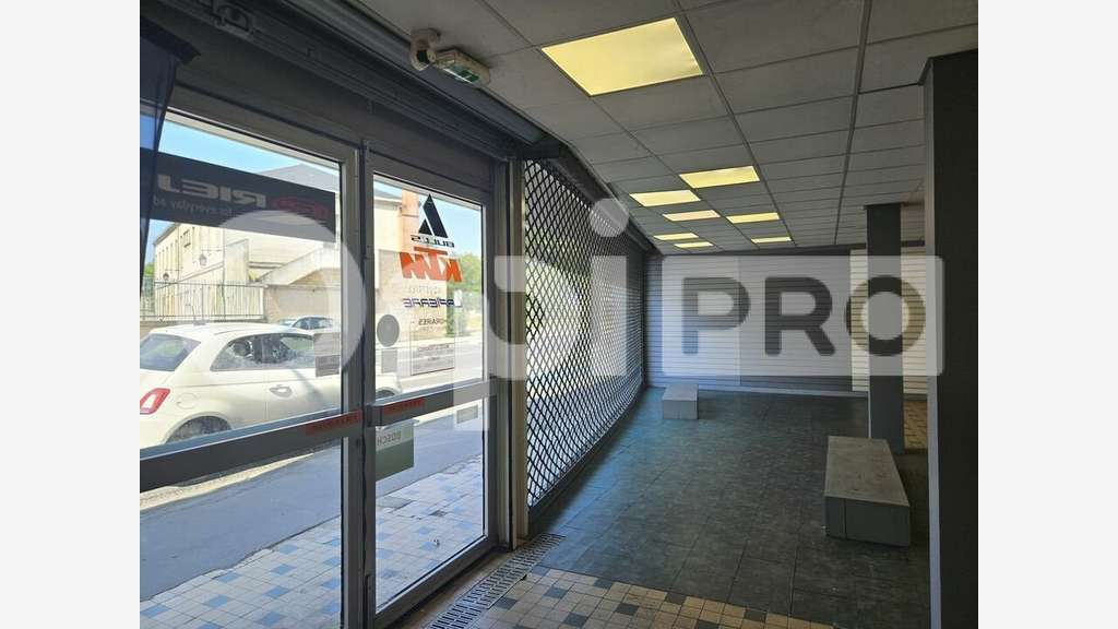 Local commercial 730m² à louer à Libourne 