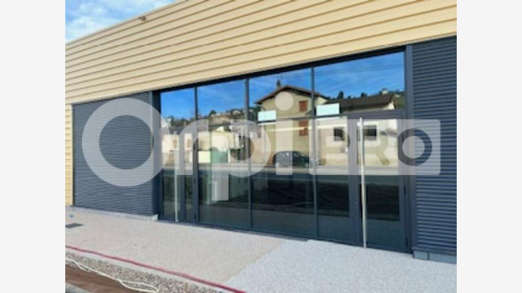 Local commercial 193m² à louer à Limas