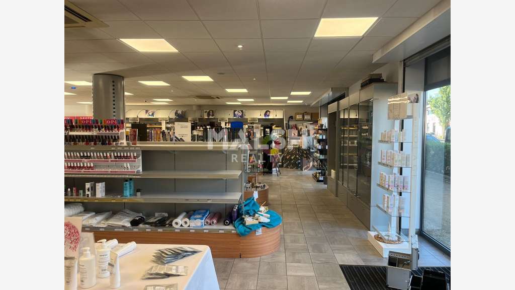 LOCAL COMMERCIAL À LOUER - 205 M² - LIMAS
