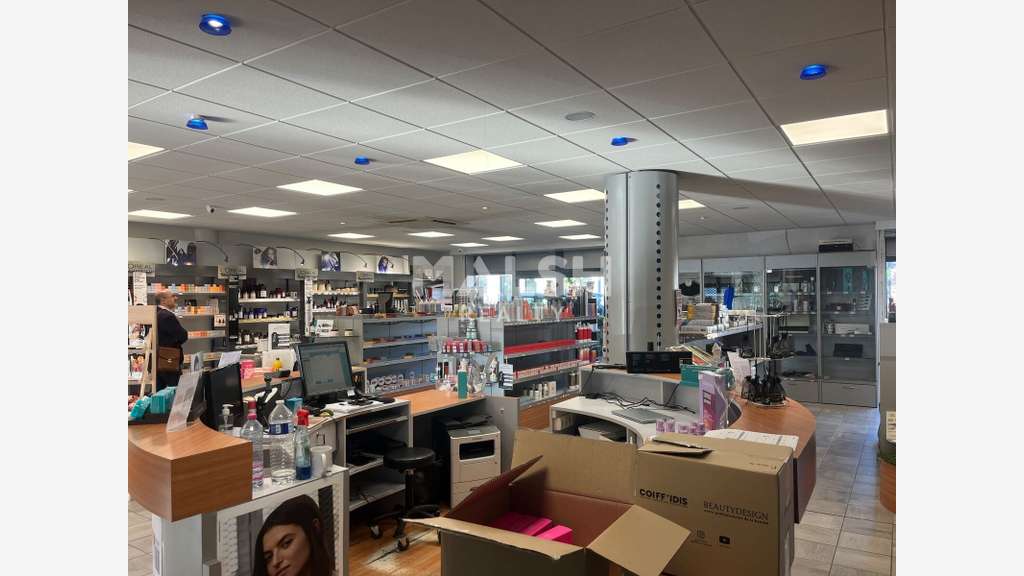 LOCAL COMMERCIAL À LOUER - 205 M² - LIMAS