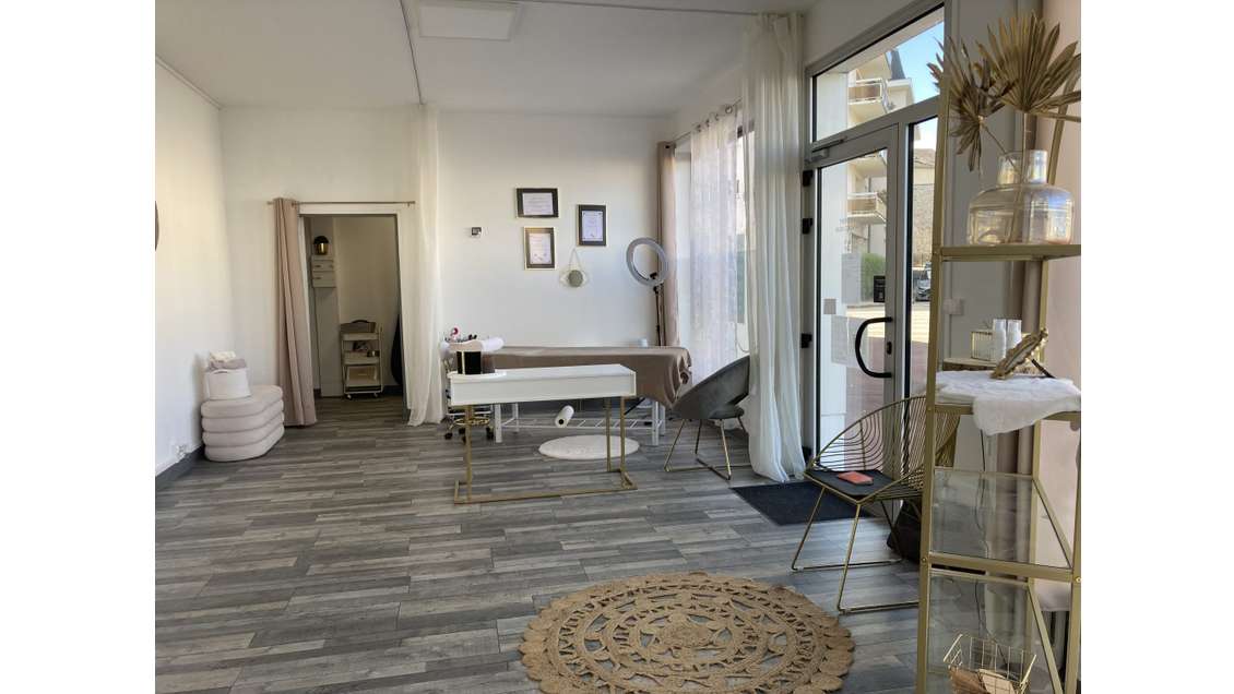 Local d'angle lumineux en parfait état !