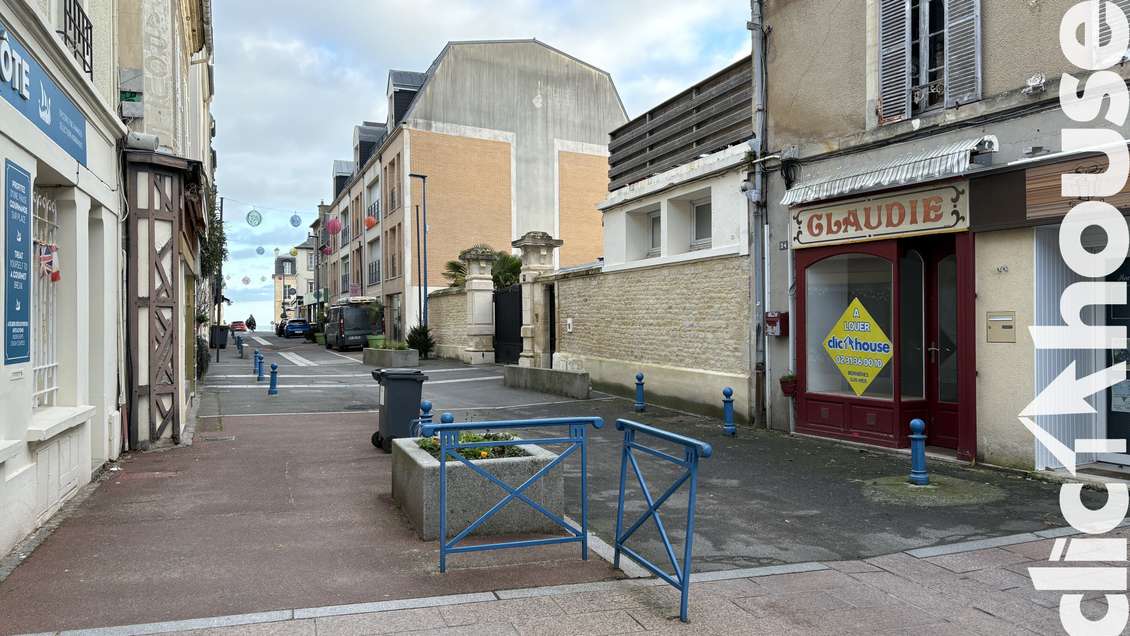 A louer local co 60m² face à la plage Lion sur Mer