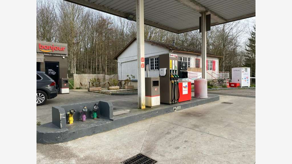 Station service avec local commercial de 100 m2 -