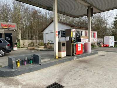 Station service avec local commercial de 100 m2 -