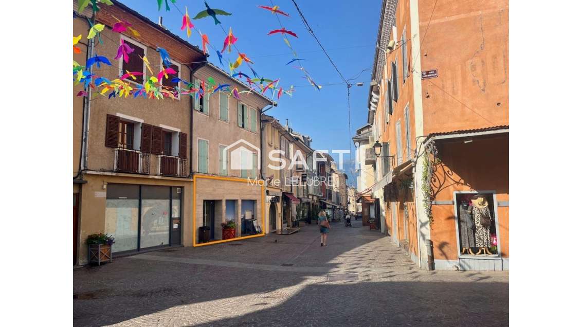 Local 150 m² emplacement n°1 rue piétonne Embrun