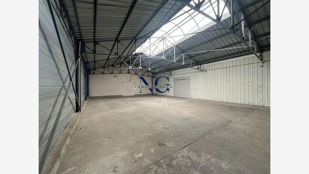 A louer entrepôt de stockage de 220m² à Locminé