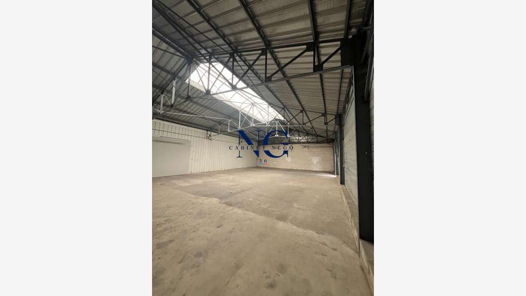 A louer entrepôt de stockage de 220m² à Locminé