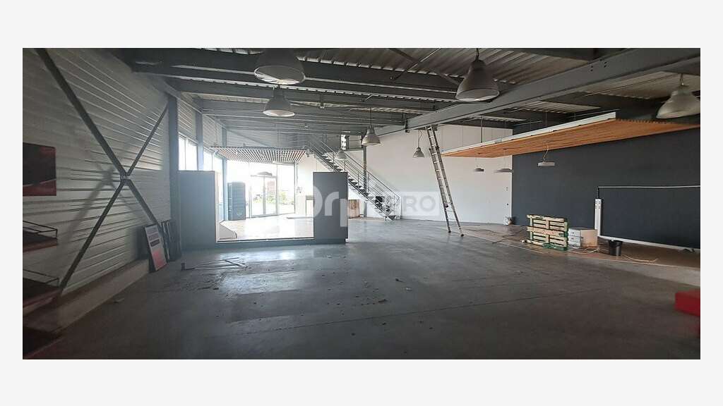 Local commercial 275m² à louer à Lons