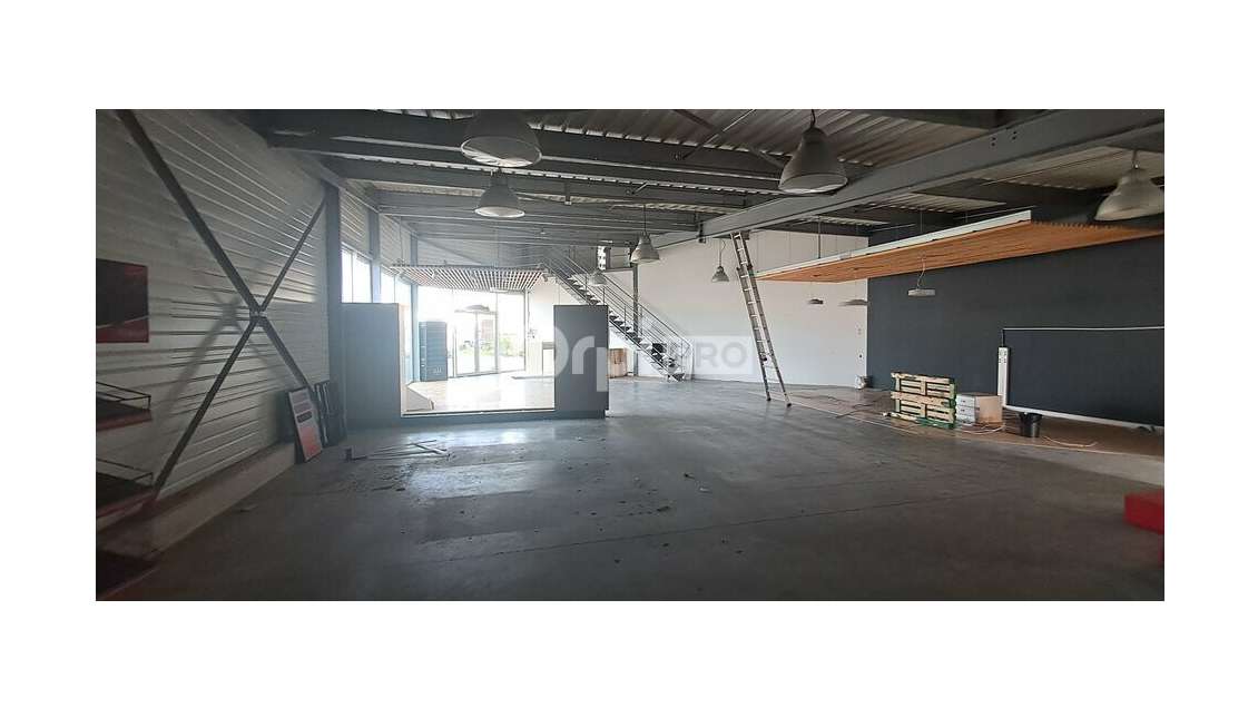 Local commercial 275m² à louer à Lons 