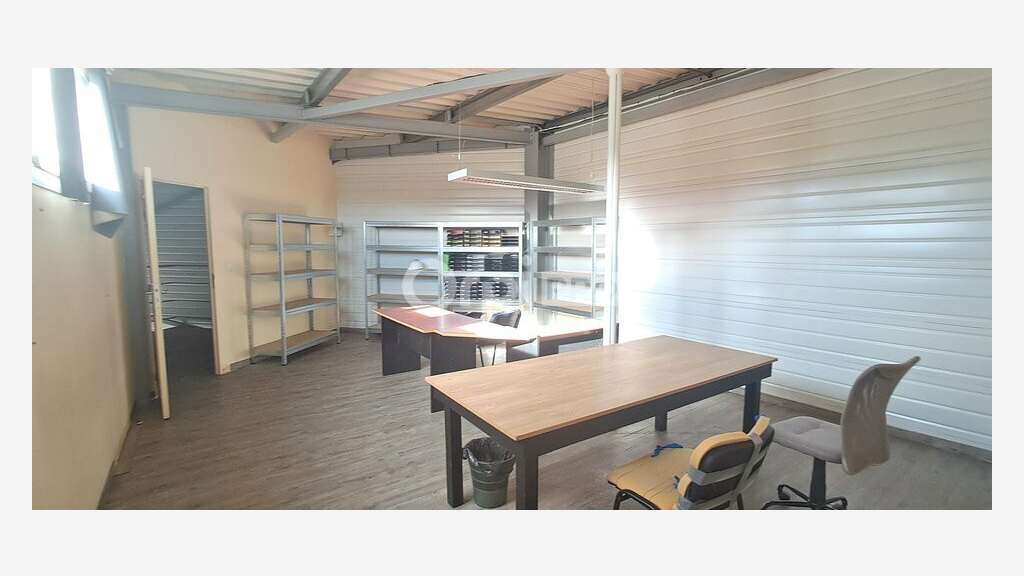 Local commercial 275m² à louer à Lons
