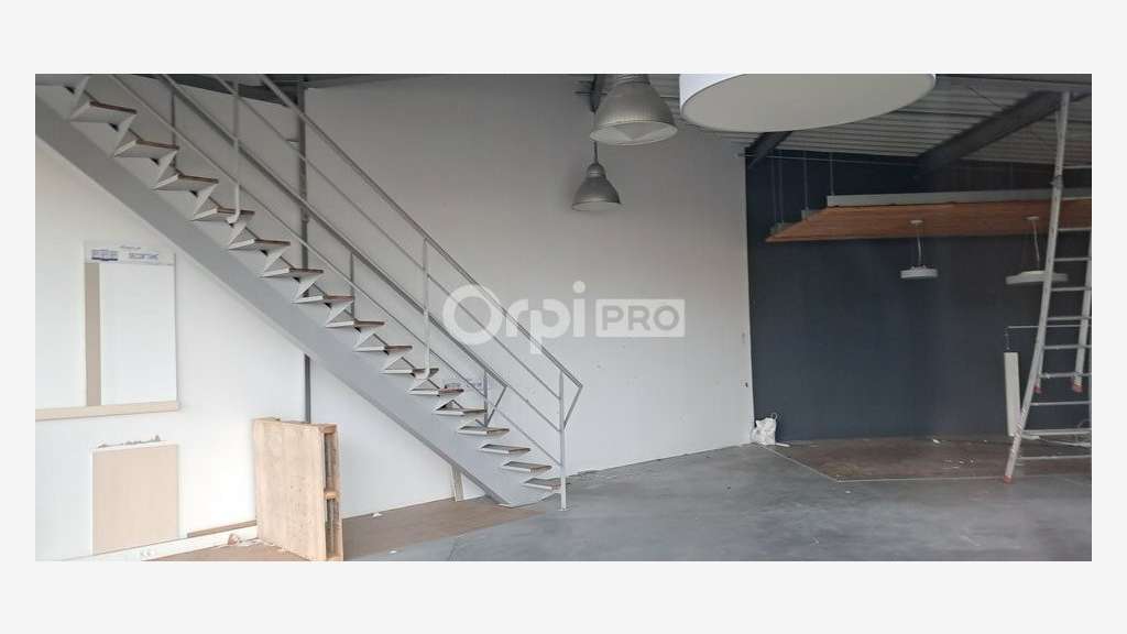 Local commercial 275m² à louer à Lons