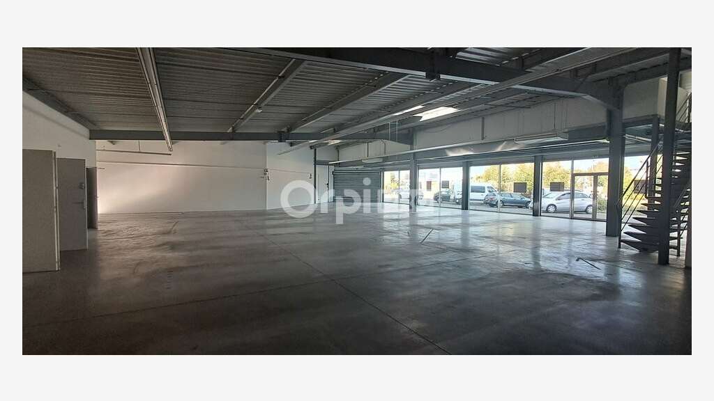 À LOUER local commercial 600m² à Lons