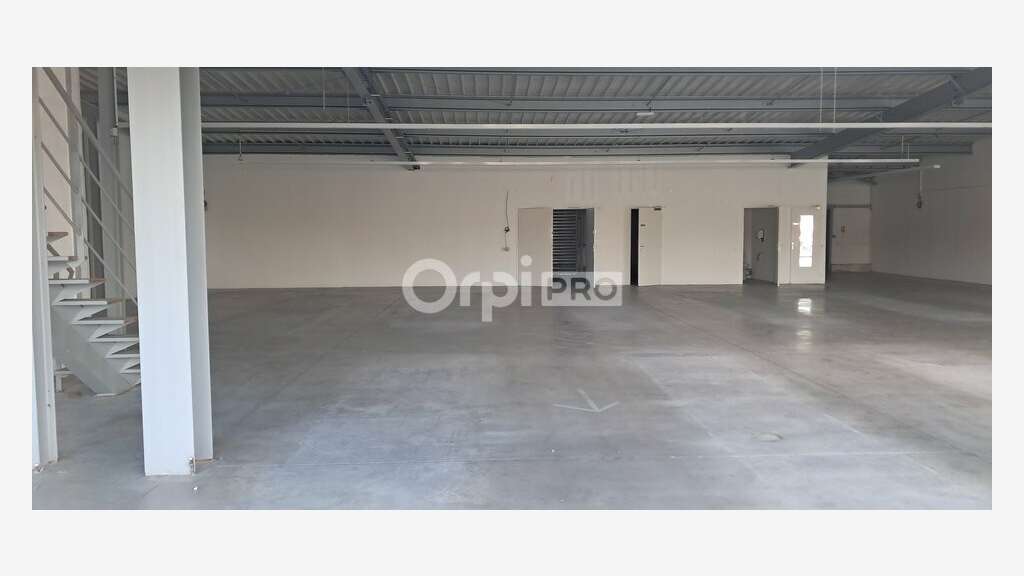 À LOUER local commercial 600m² à Lons