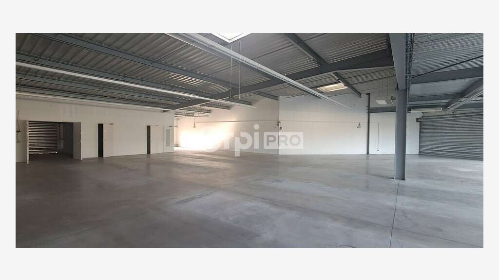 À LOUER local commercial 600m² à Lons