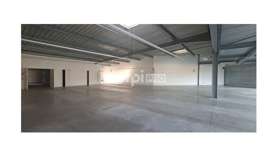 À LOUER local commercial 600m² à Lons