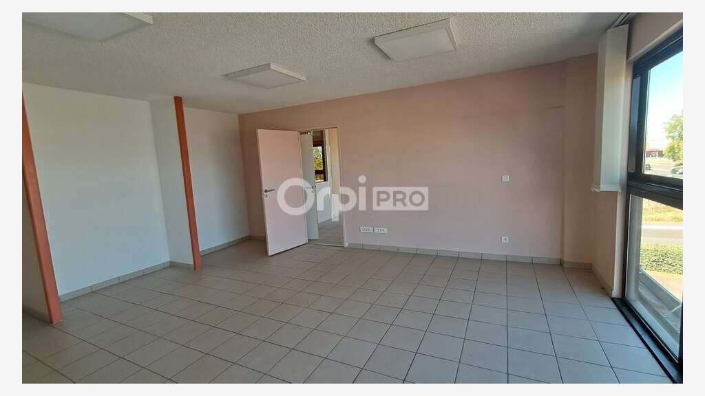 Local commercial de + 150m² à louer à Lons