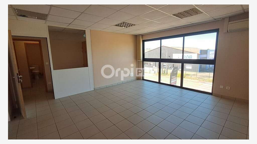 Local commercial de + 150m² à louer à Lons