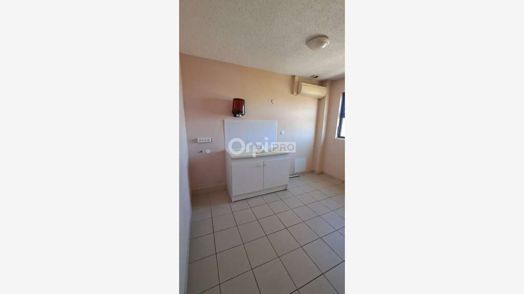 Local commercial de + 150m² à louer à Lons