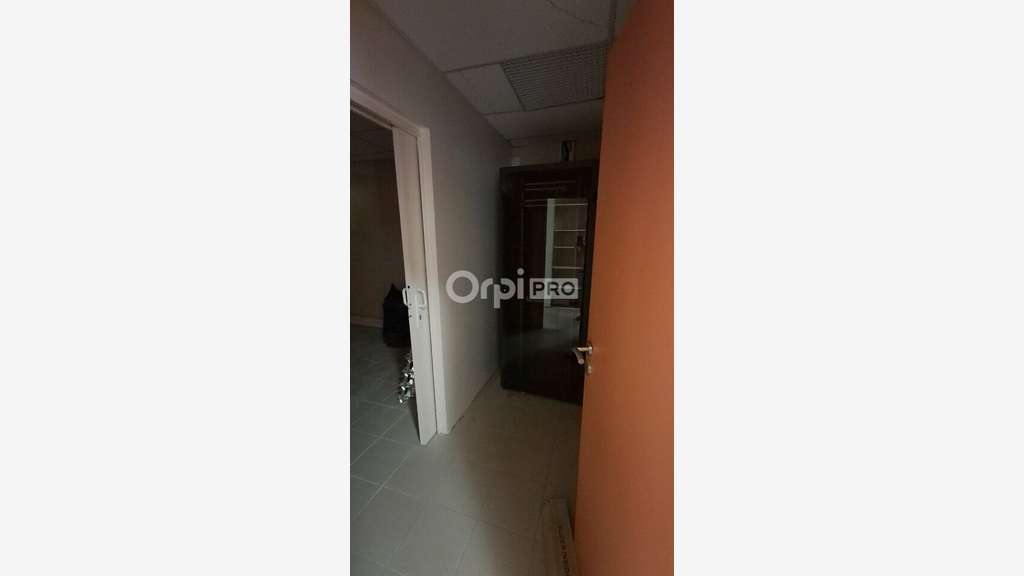 Local commercial de + 150m² à louer à Lons