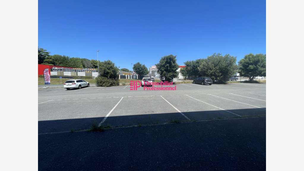 A louer local commercial 308m² ZC Keryado