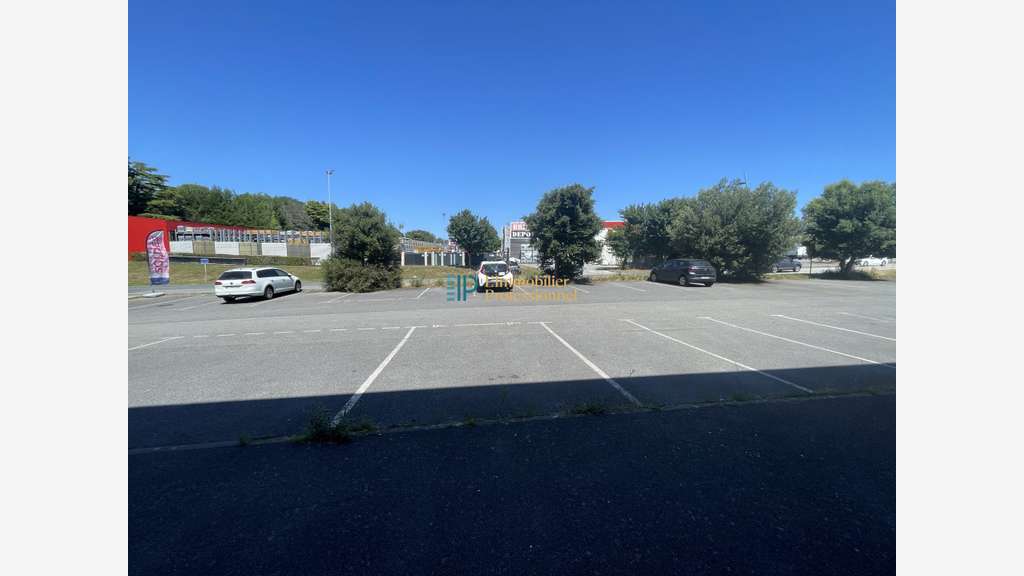 A louer local commercial 308m² ZC Keryado