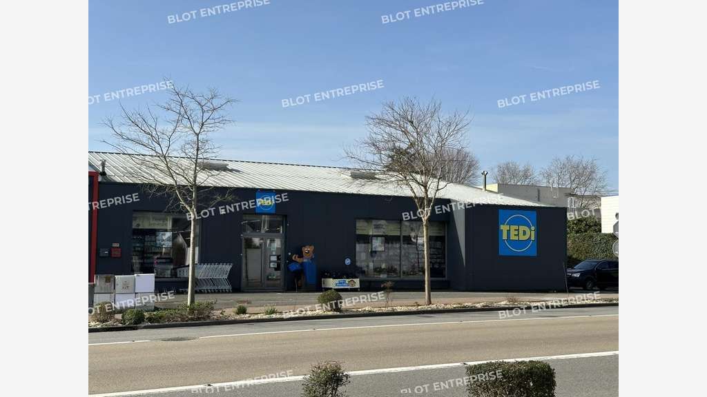 A louer local 750m² zone commerciale de Lorient
