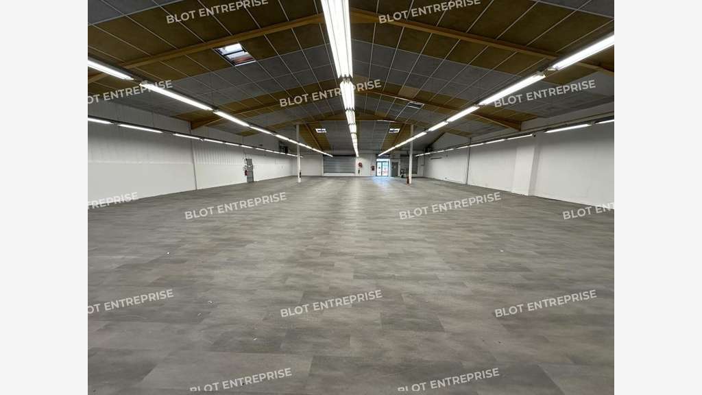 A louer local 750m² zone commerciale de Lorient