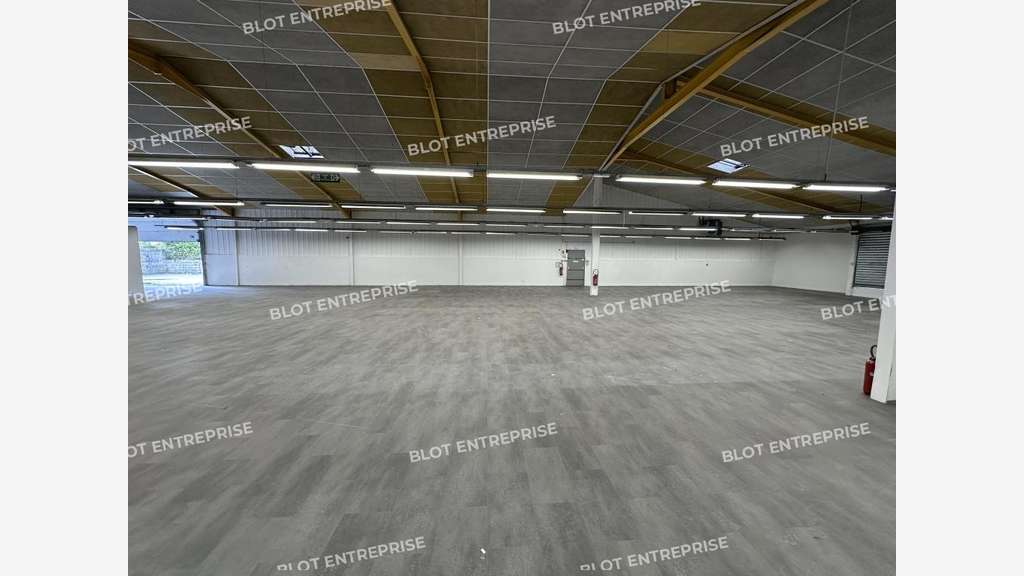 A louer local 750m² zone commerciale de Lorient
