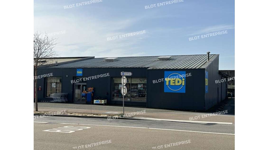 A louer local 750m² zone commerciale de Lorient