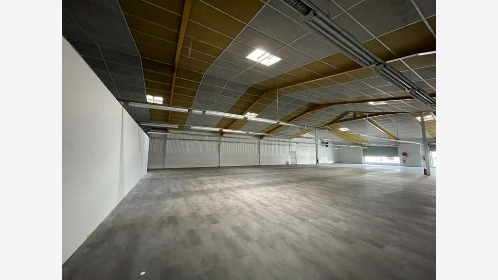 Local commercial 750m² à louer à Lorient
