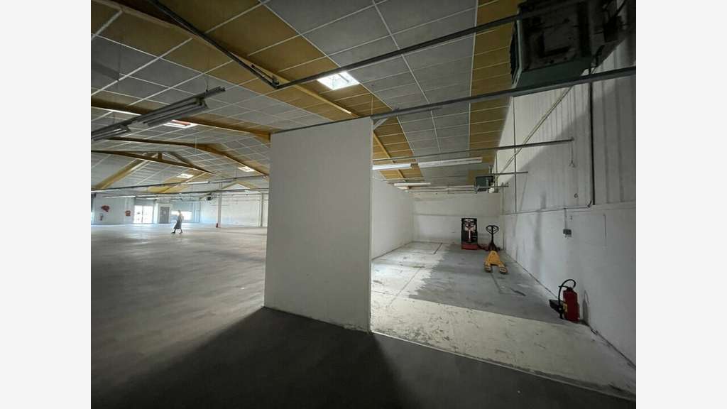Local commercial 750m² à louer à Lorient